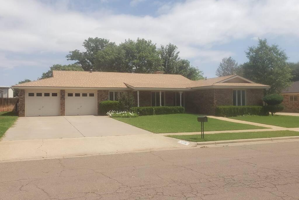 Hot Tub, Privacy, Sleeps 11 & Tons Of Space! Lubbock Exterior photo