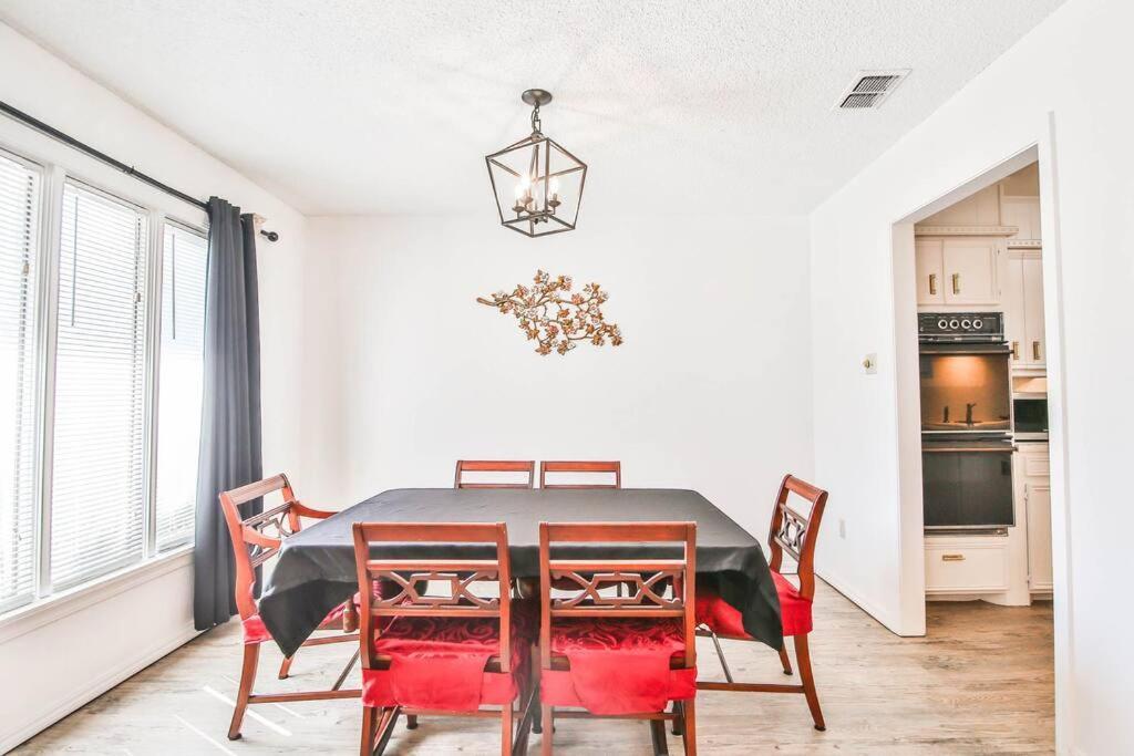 Hot Tub, Privacy, Sleeps 11 & Tons Of Space! Lubbock Exterior photo