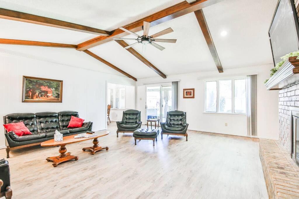 Hot Tub, Privacy, Sleeps 11 & Tons Of Space! Lubbock Exterior photo
