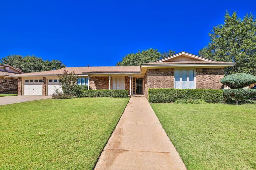 Hot Tub, Privacy, Sleeps 11 & Tons Of Space! Lubbock Exterior photo