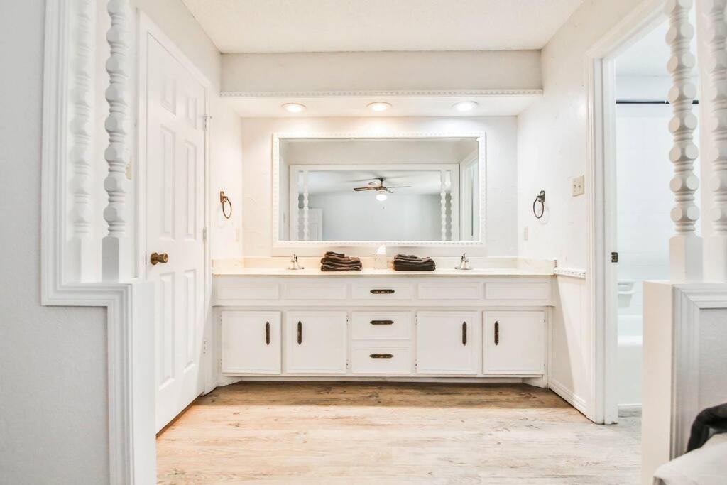 Hot Tub, Privacy, Sleeps 11 & Tons Of Space! Lubbock Exterior photo