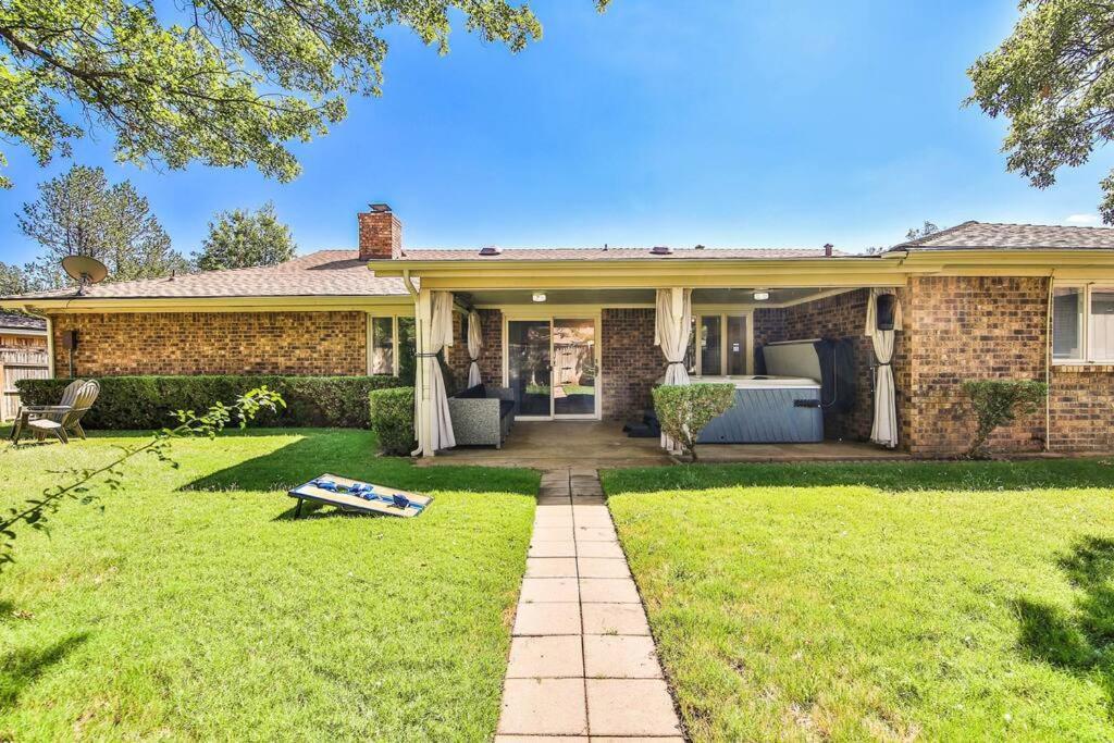 Hot Tub, Privacy, Sleeps 11 & Tons Of Space! Lubbock Exterior photo