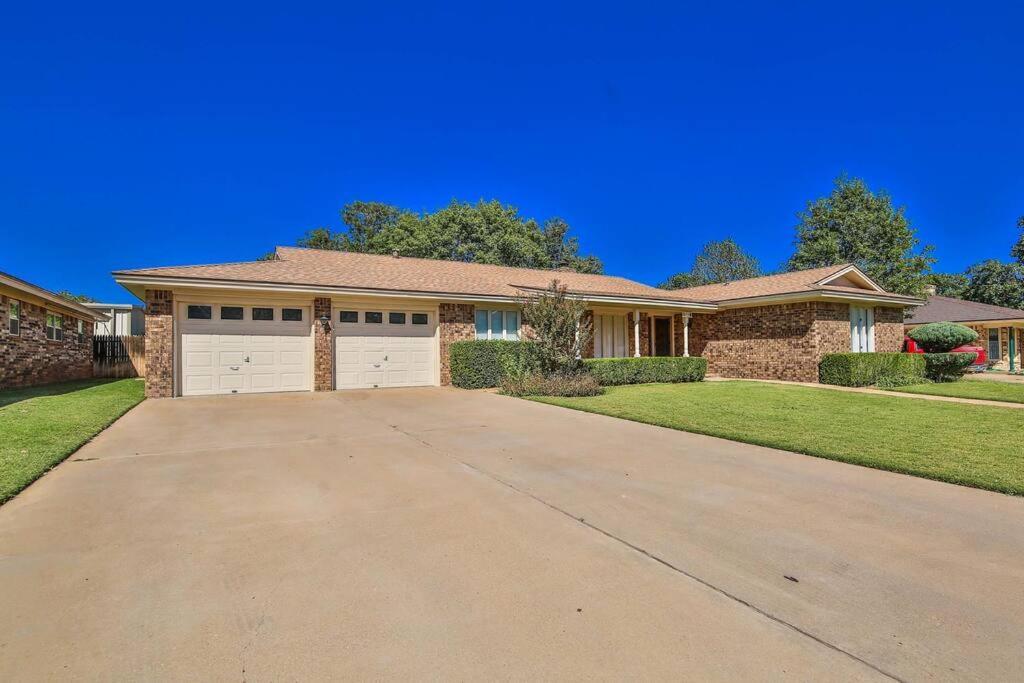 Hot Tub, Privacy, Sleeps 11 & Tons Of Space! Lubbock Exterior photo