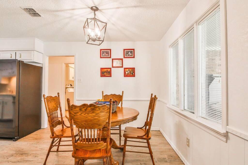 Hot Tub, Privacy, Sleeps 11 & Tons Of Space! Lubbock Exterior photo